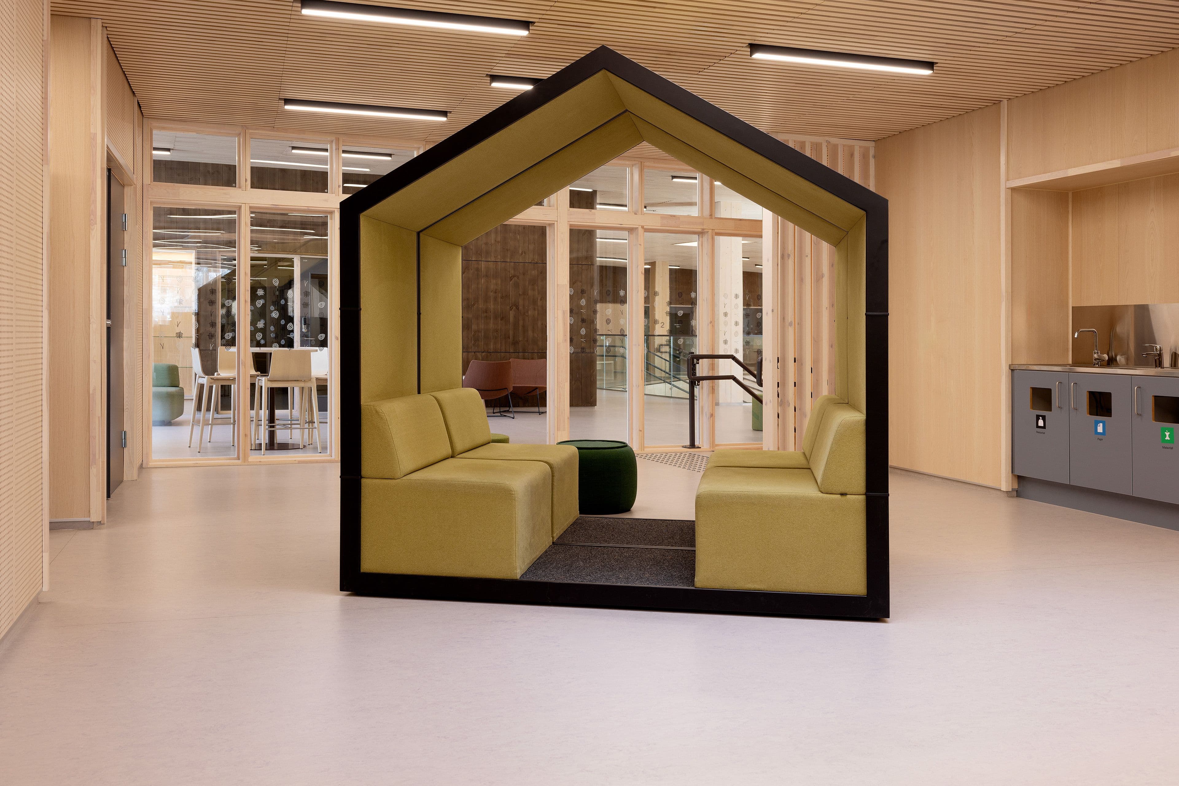 Image from a hallway at Hov Secondary School in Hønefoss.