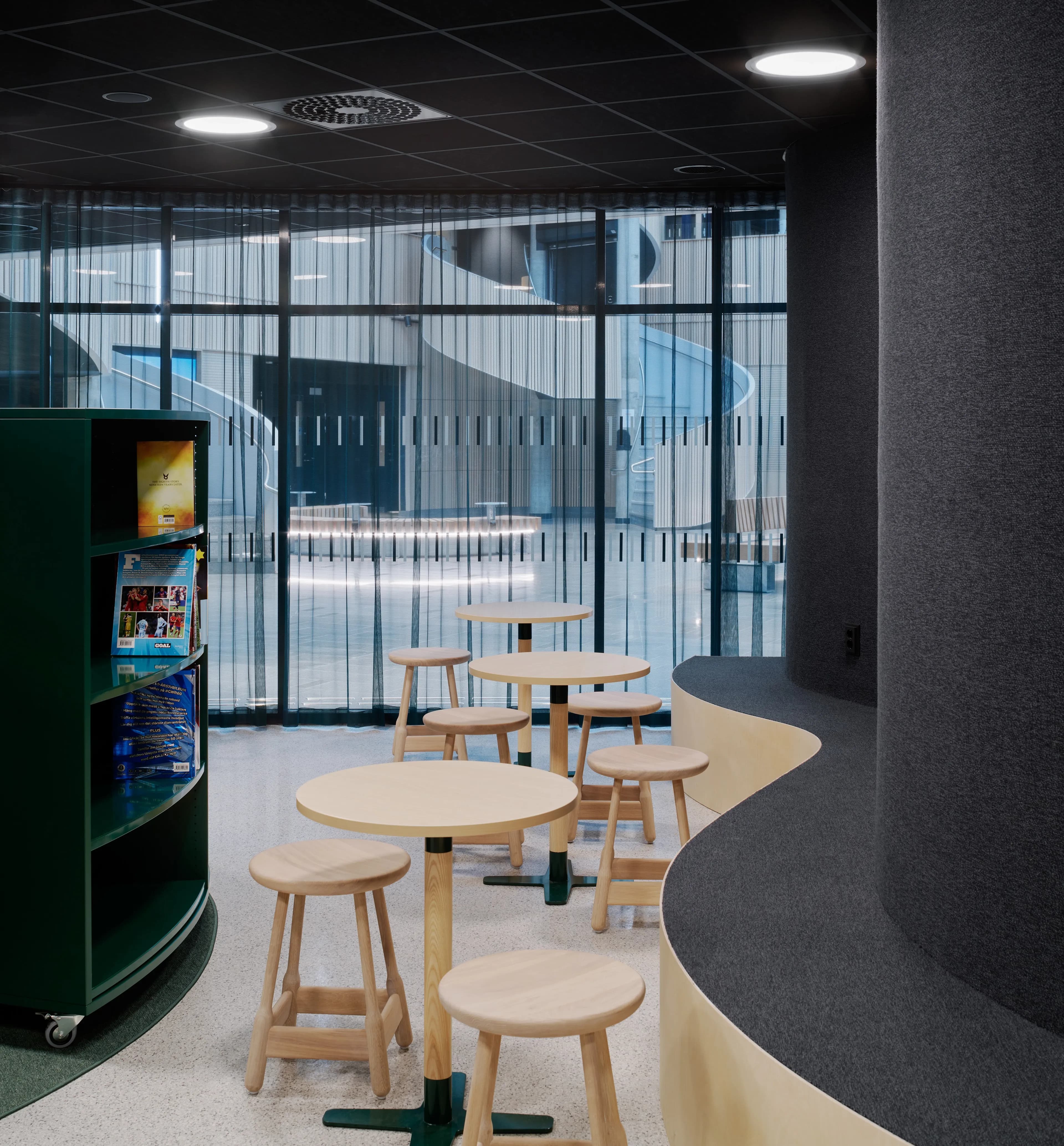 Image of the library at Lundby School in Gothenburg.