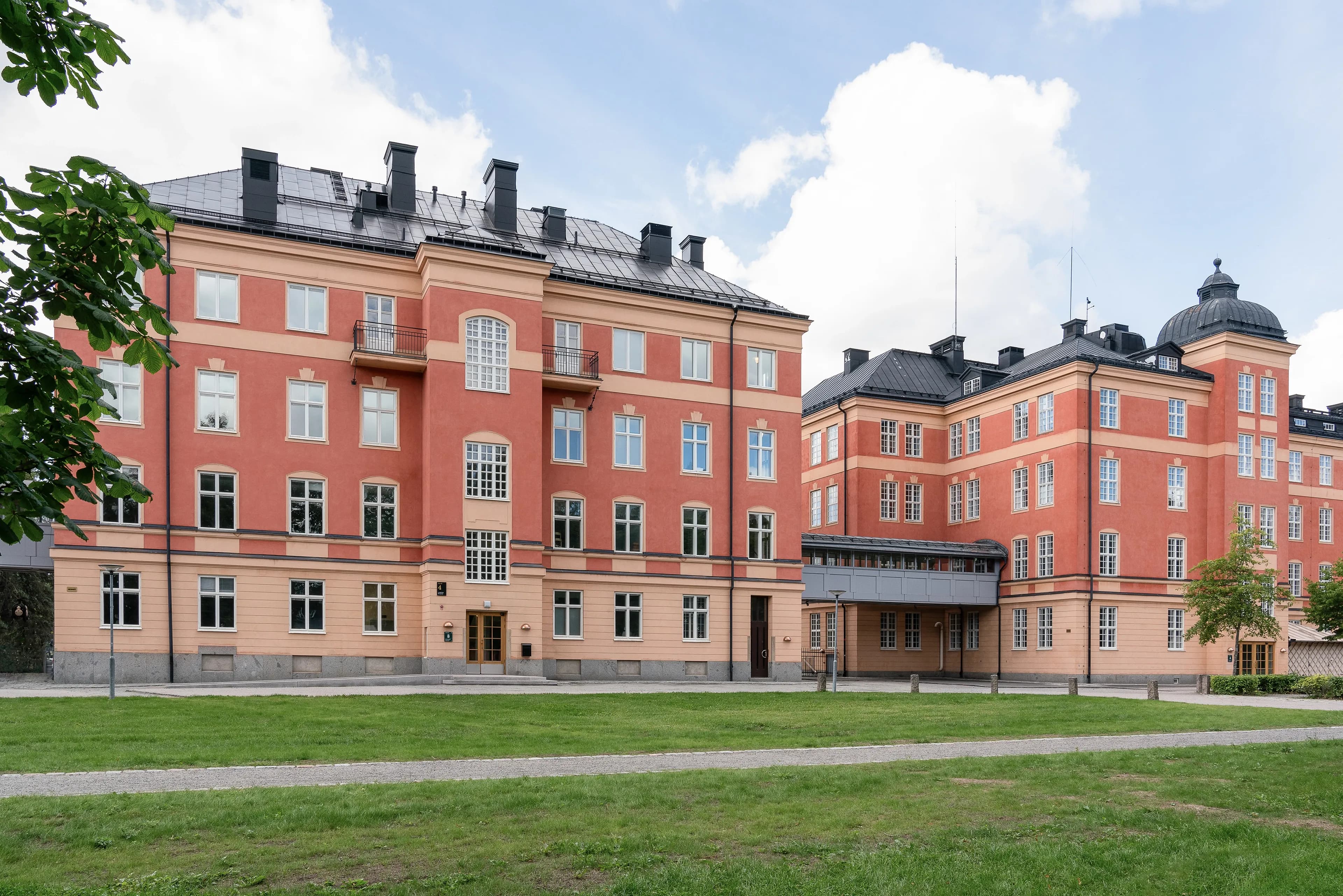 Image of the exterior of Lundellska Upper Secondary School in Uppsala.