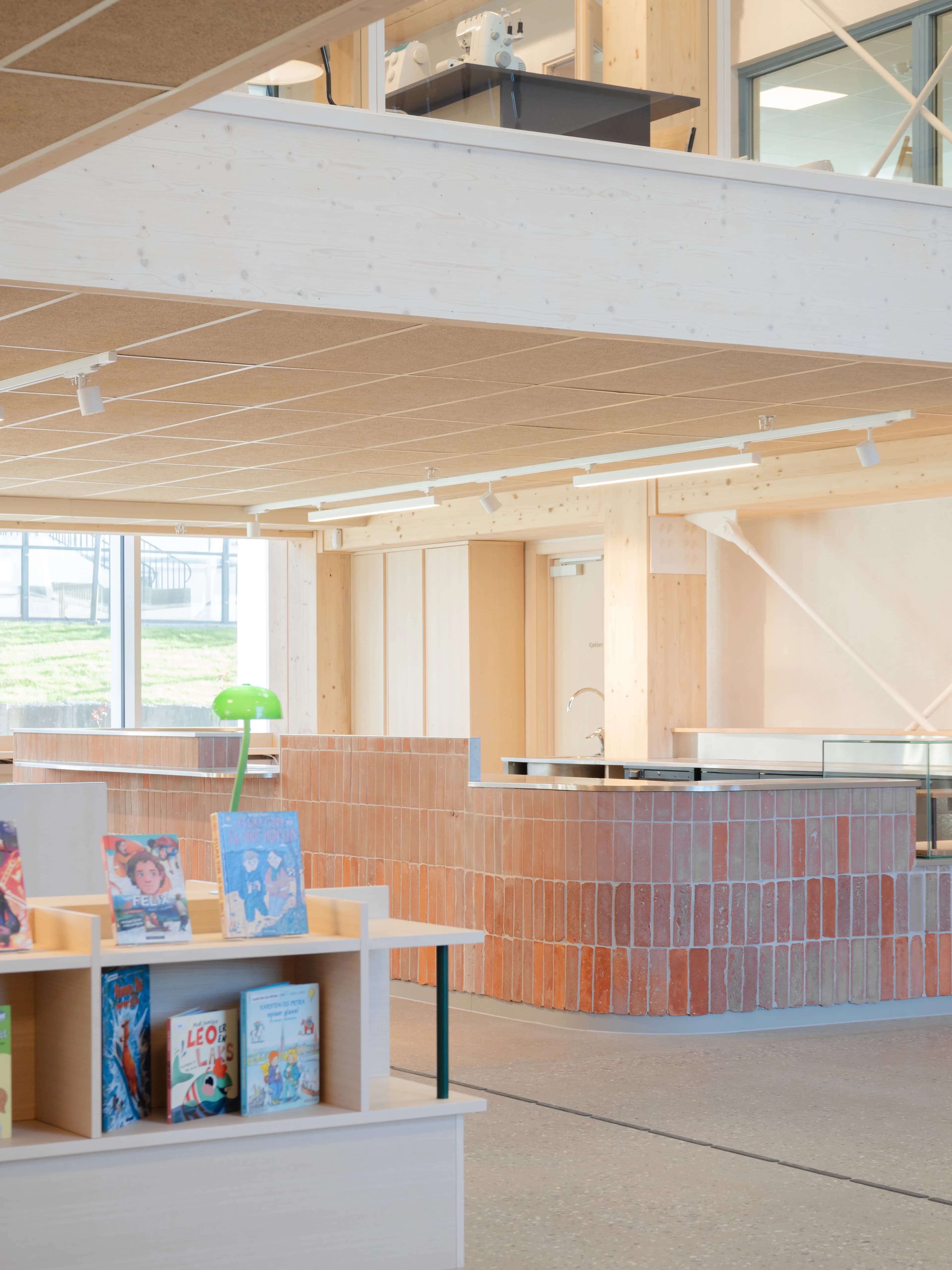 Image of the café area at Sarpsborg Library.